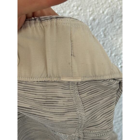 Lululemon On The Fly Shorts Grey Size 6 - Picture 5 of 5